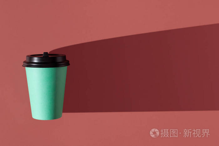 粉红色背景一张纸绿色杯子趋势硬阴影