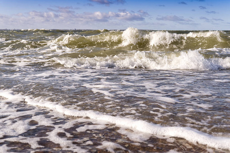 波罗的海风暴。沙滩上的巨浪插画