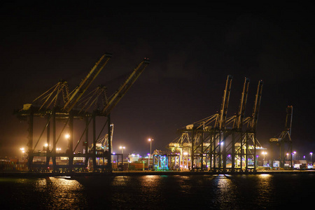港口的集装箱码头上有巨大的起重机