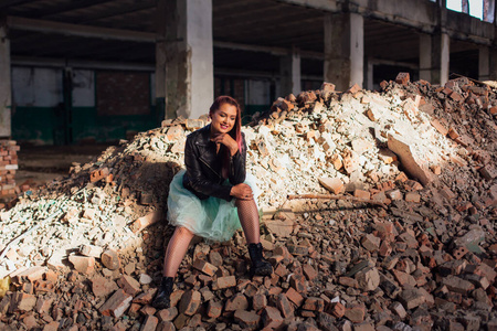 灰尘 打破 女人 解构 崩溃 灾难 战争 房子 垃圾 沉船