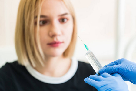 女孩表现出害怕注射图片