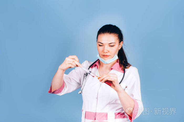 年轻的女医生手里拿着注射器