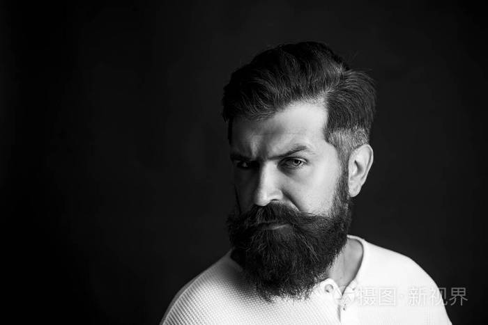 黑色背景上孤立的白人成年男子肖像黑色背景下胡须男的特写脸专业摄影