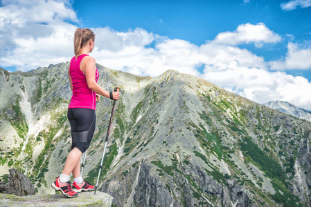 年轻女子登山