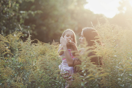 外部 小孩 拥抱 女孩 公园 草地 人类 女人 童年 母亲