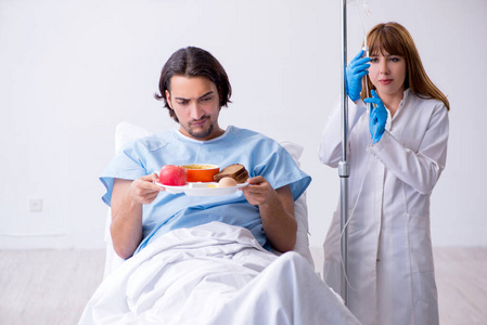男病人在医院吃东西图片