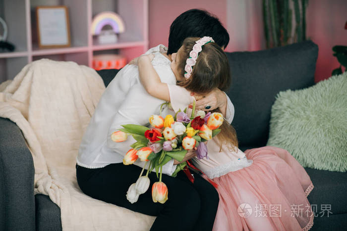 母亲节快乐亲吻和拥抱幸福的家庭美丽的母亲和她的小女儿在母亲节微笑