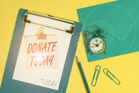 写便条显示今天捐款。商业照片展示时间给钱或物品，以帮助演示或组织剪贴板纸笔记铅笔夹时钟信封彩色背景。