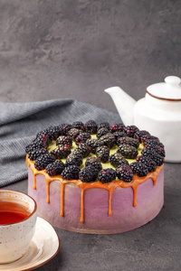 灰面黑莓蛋糕茶壶茶杯