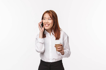 办公室工作，人和商业理念。可爱的亚洲女孩喝咖啡和打电话，愉快的微笑，在休息时无忧无虑的交谈，白色背景
