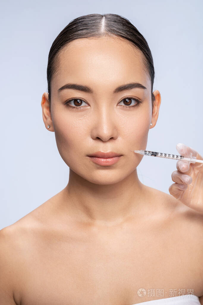 亚洲美女正在打针