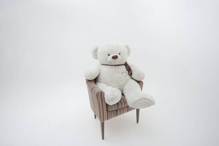 椅子上的白色泰迪熊。白底隔离