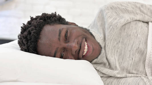 非洲年轻人躺在床上聊天