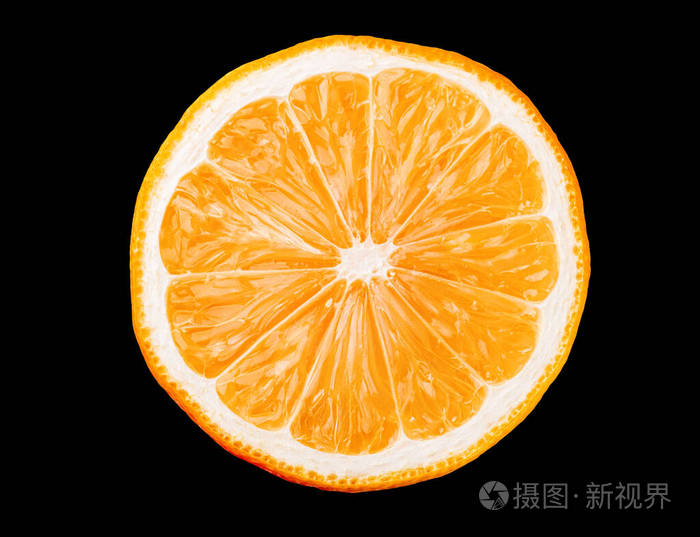 黑色背景下橘子果切片的宏观照片