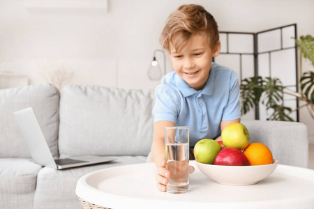 口渴 小孩 玻璃 计算机 水合作用 桌子 健康 男孩 活力