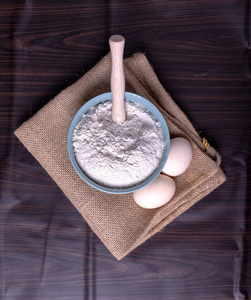 一碗面粉和鸡蛋放在桌布上