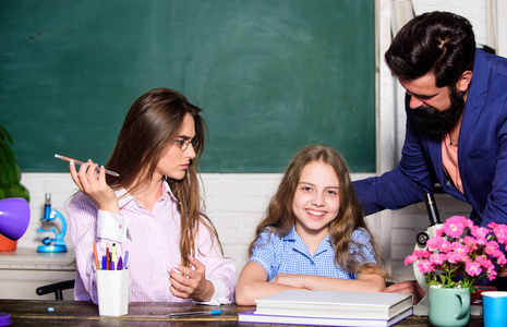 孩子是第一。小孩回到学校。快乐的孩子和家庭一起学习。激励孩子学习