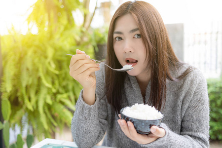 女人 晚餐 勺子 亚洲 特写镜头 烹饪 厨房 饮食 谷类食品