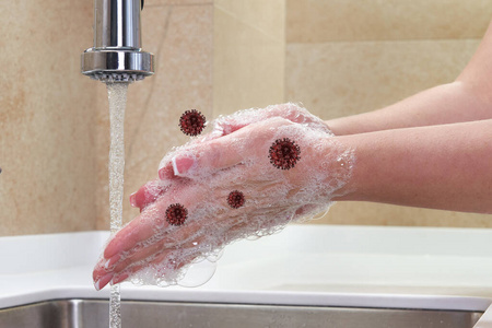 带着病毒洗手。女人在水槽用自来水冲洗肥皂，冠状病毒2019 ncov预防手卫生。冠状病毒covid19通过勤洗手来保护大流行。