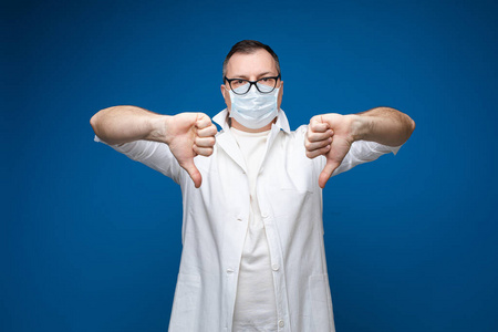 一个戴着眼镜白色医疗袍和面罩的壮汉站在那里，展现出不同的孤立的蓝色背景的画面