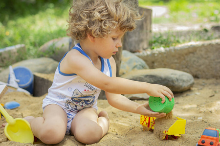 男孩 玩具 乐趣 夏天 海滩 家庭 宝贝 可爱的 蹒跚学步的孩子