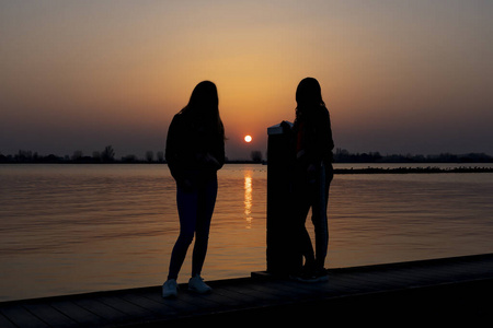 轮廓 日落 荷兰 海滩 女人 天空 旅游业 假期 快乐 反射