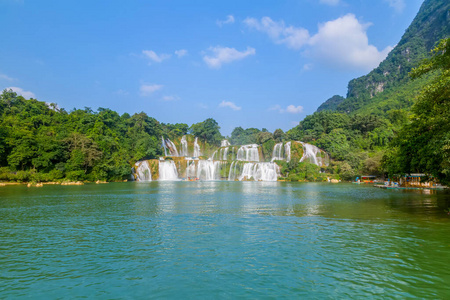 岩石 美丽的 瀑布 风景 丛林 自然 公园 运动 森林 流动