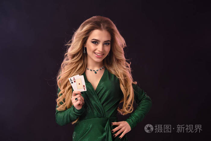 三个女孩穿着漂亮的衣服戴着珠宝他们拿着筹码有些在飞在蓝色背景上摆