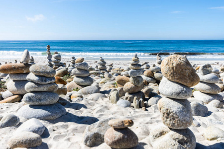 美国加利福尼亚州海滩上的一堆石头