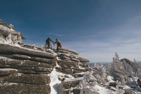 女人 风景 站立 攀登 活动 自由 徒步旅行 岩石 小山