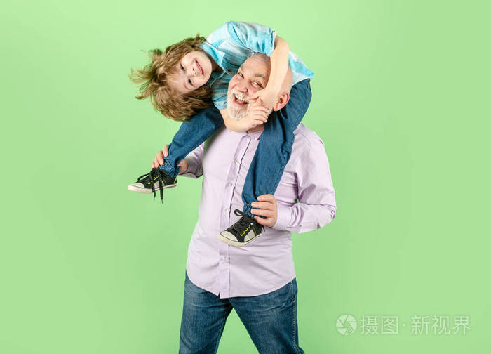 快乐的老人抱着孙子男性家庭观念积极的孩子父子俩爷爷把孙子扛在肩上