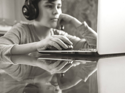 小孩 青年 学习 技术 白种人 连接 男孩 享受 教育 计算机