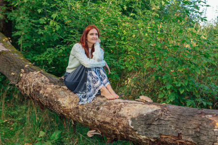 漂亮的 面对 女人 放松 自由 木材 无忧无虑的 公园 浪漫的