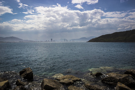 海岸 夏天 美丽的 海滩 自然 岩石 旅行 风景 海洋 天空