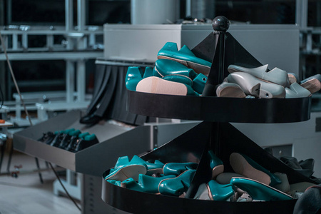 现代工厂鞋类模具鞋垫货架图片