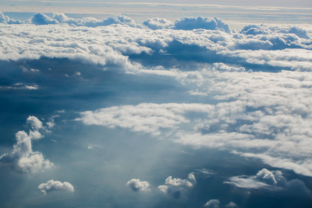 从飞机窗口看到的云。