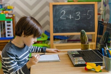 家庭教育 小学生 大流行 书桌 技术 在线 笔记本电脑 通信