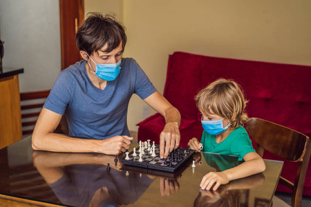 快乐的一家人在家玩棋盘游戏。由于检疫，呆在家里。冠状病毒感染