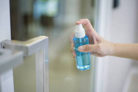 冠状病毒 酒精 预防 照顾 传播 女人 家庭 瓶子 打扫