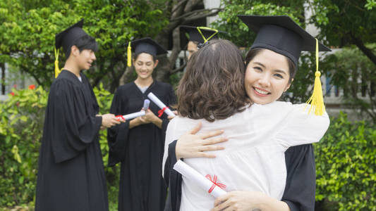 朋友 女人 帽子 拥抱 成人 大学 学校 起源 女儿 文凭