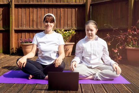 连接 在线 春天 女儿 装置 瑜伽 笔记本电脑 花园 提示