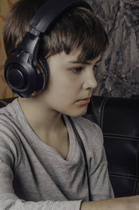 计算机 游戏 连接 因特网 在线 男孩 在室内 学校 学习