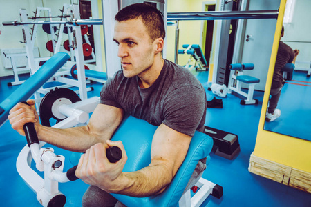 动机 活动 健身 在室内 运动 健康 肱二头肌 运动员 肌肉