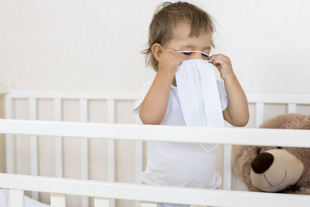 冠状病毒 空气 曾经 保护 宝贝 蹒跚学步的孩子 家庭 症状