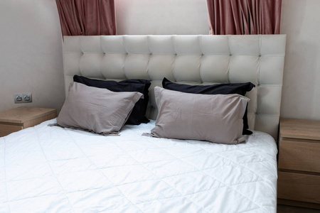 建筑学 空的 毯子 房间 床头板 房地产 活的 枕头 在室内