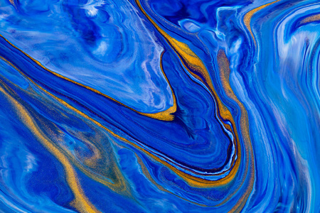 流畅的艺术质感。抽象的背景和彩虹色的油漆效果。液体亚克力艺术品与艺术混合颜料。2020年经典蓝色。蓝金白四溢。