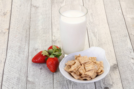 水果 粮食 玉米 小麦 谷类食品 草莓 牛奶 早餐 健康