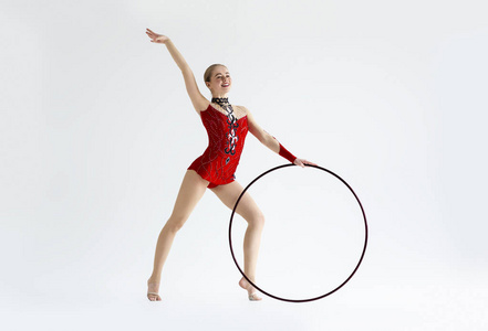 艺术体操。职业女运动员用铁环表演，白色隔离