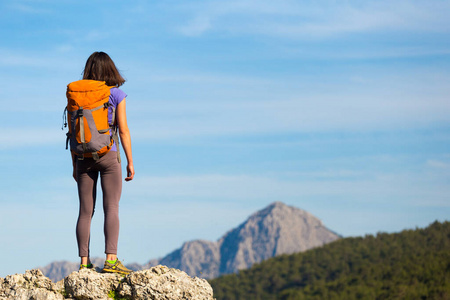 自由的 攀登 徒步旅行 美丽的 悬崖 自由 旅游业 女人