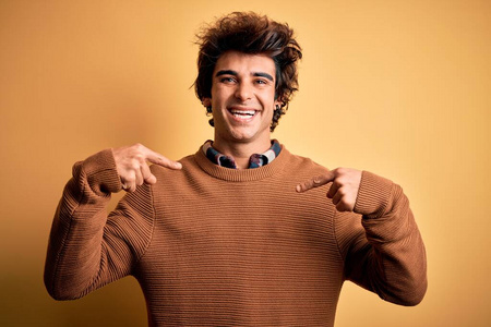 男人 广告 发型 西班牙裔 骄傲 毛衣 手指 磨尖 站立
